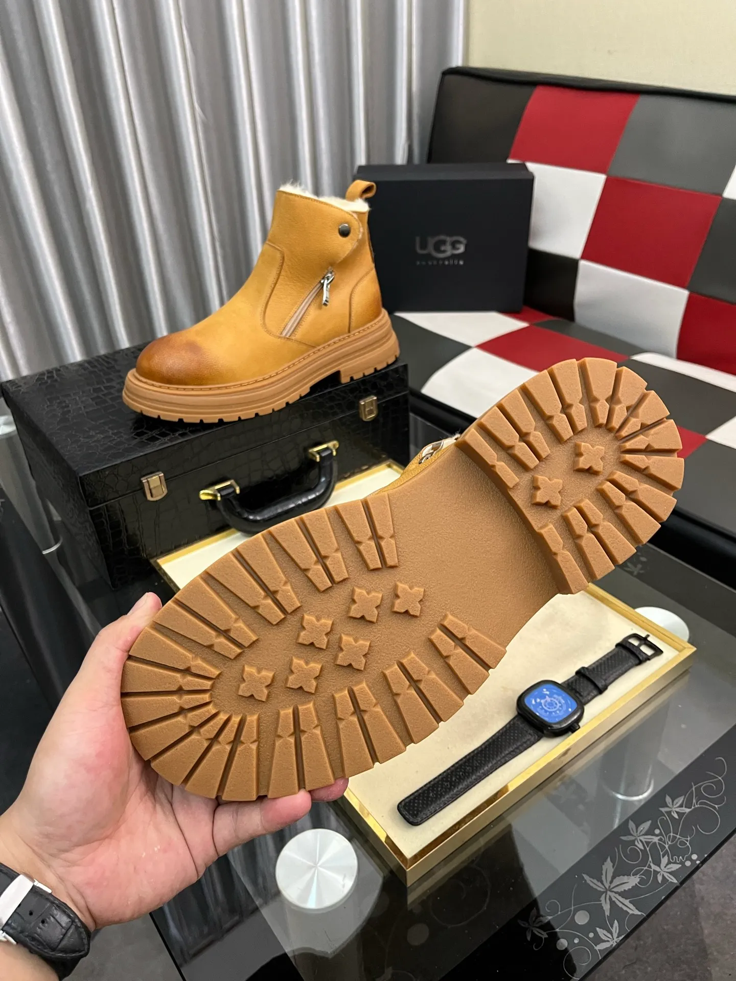 Ex-factory price: 680⌚️⌚️Thick wool imported from Australia Brand: UGG genuine purchasing agent Size: 39-44 (45 customized) Grade: Official website 1:1 Material: First layer of genuine leather waterproof and antifreeze upper Real wool lining Original non-slip and wear-resistant outsole Style category: Men's casual shoes Trendy style Comfortable on the feet Color: Official website color synchronization